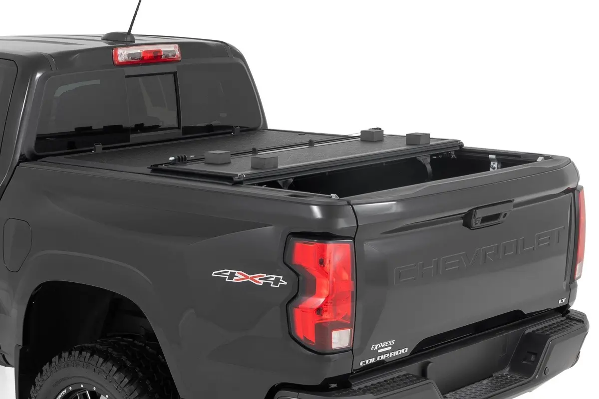 Rough Country Low Profile Tri Fold Aluminum Tonneau Cover For 2022-2026 Nissan Frontier (5' Bed) 1